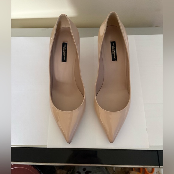 Dolce & Gabbana NWT US7 / IT38 Beige Patent leather Pointed-Toe Mid Heel Pumps. - Picture 2 of 11
